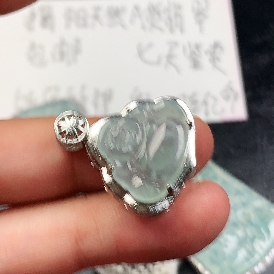 翡翠未镶嵌颈饰佛公