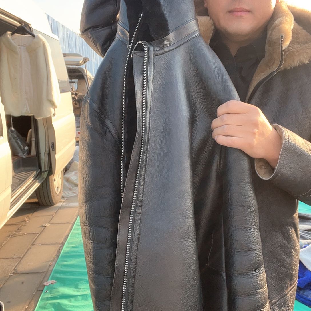 黑色帽款皮毛一体
