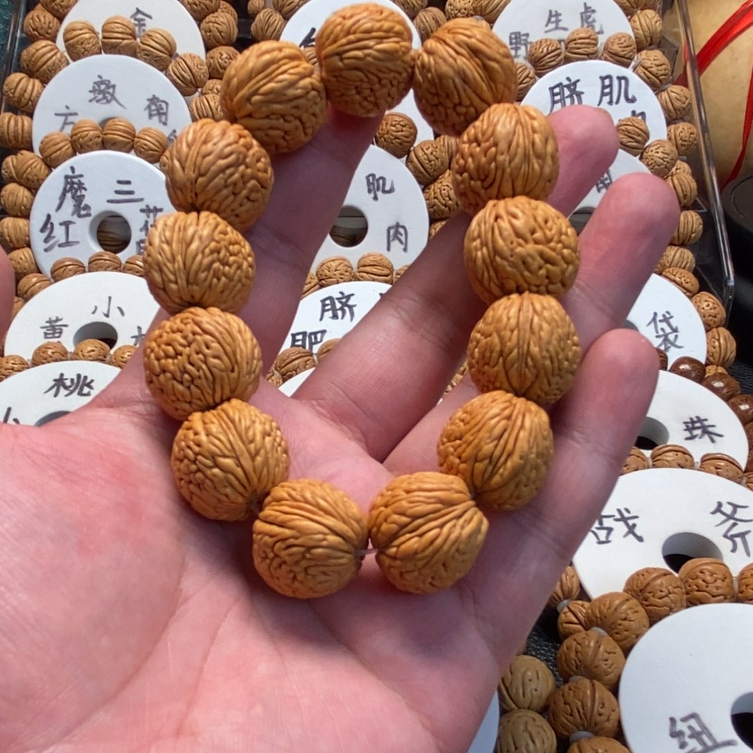 桃核吊坠龙鳞凤尾