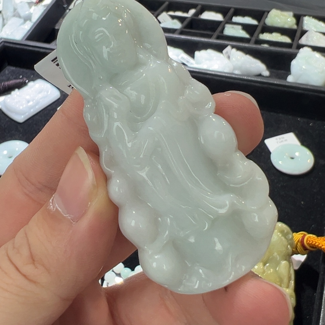 翡翠未镶嵌颈饰观音