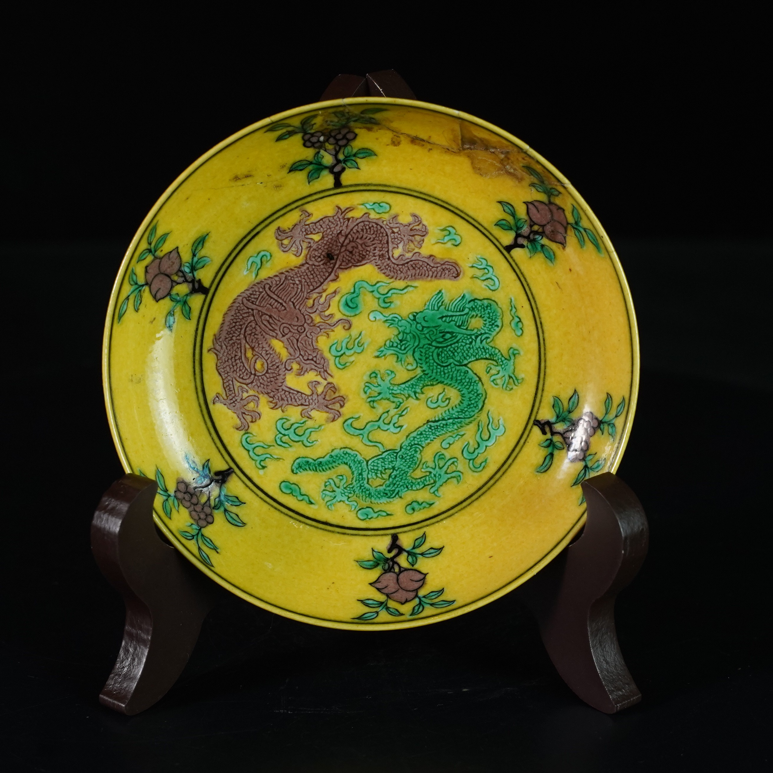 LEX250121004【十竹斋】清乾隆浇黄釉香草龙纹赏盘(官窑）
