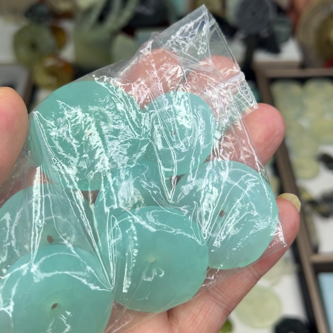 喜***斋岫玉未镶嵌颈饰4个