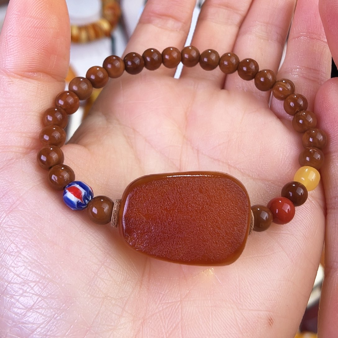 琥珀珠宝奇石未镶嵌。