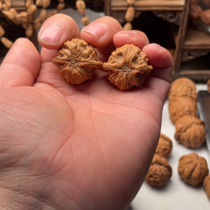 文玩核桃吊坠小金豆