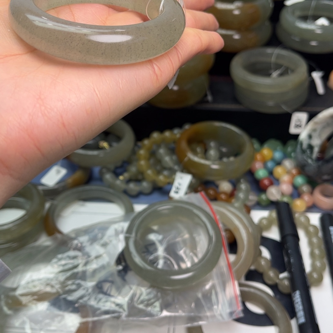 青***风石英质玉未镶嵌手镯