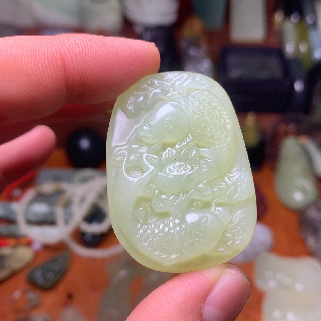 未镶嵌蛇纹石玉颈饰筷*