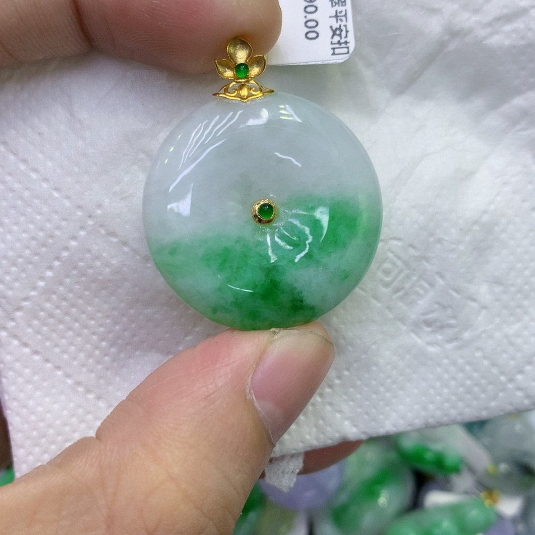 颈饰18K金镶嵌翡翠