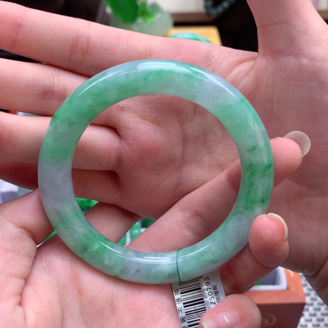 翡翠手镯未镶嵌甜**r翡翠
