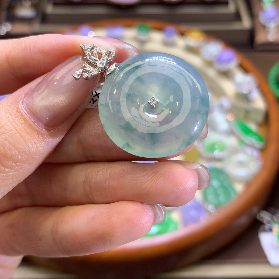 翡翠颈饰18K金镶嵌翡翠吊坠