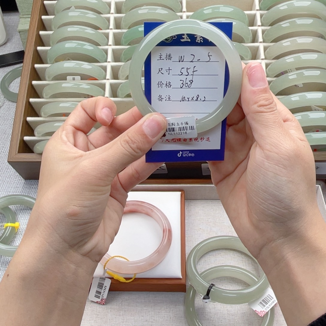 D***G石英质玉未镶嵌手镯