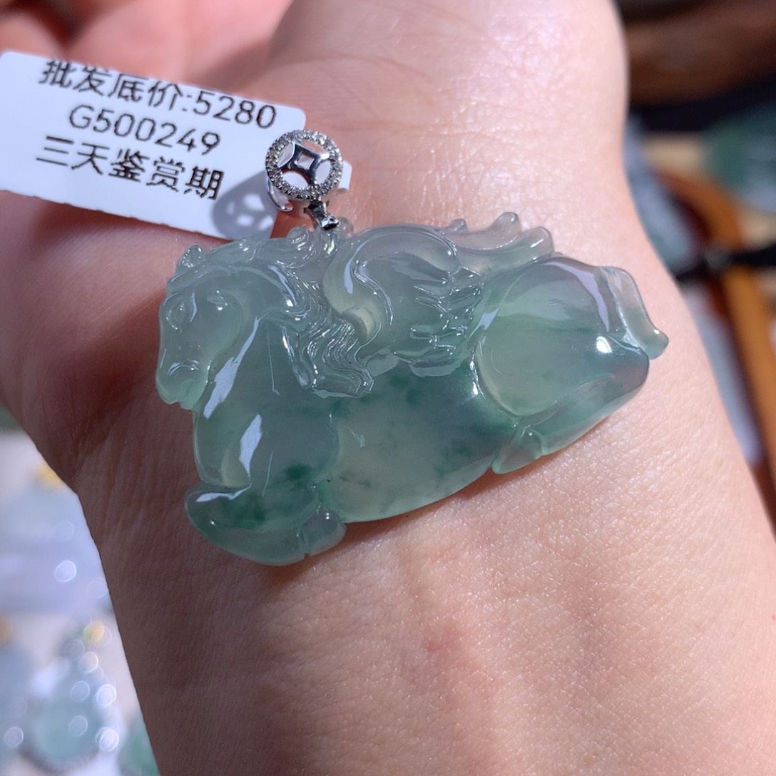 翡翠颈饰18K金镶嵌天马