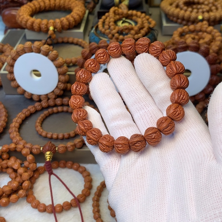 伟***、手串桃核秦岭龙纹