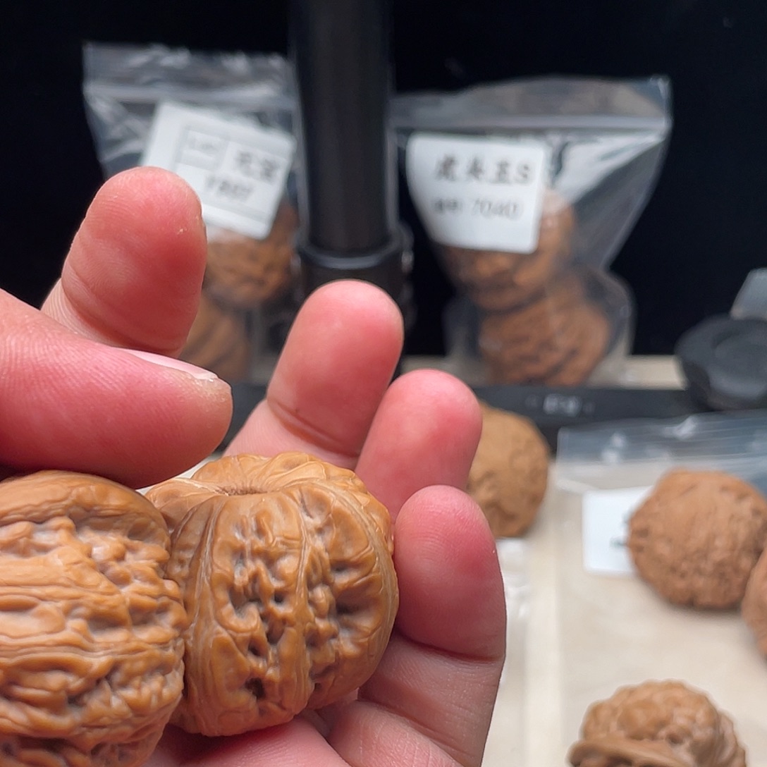 陈***-文玩核桃把件元宝zh