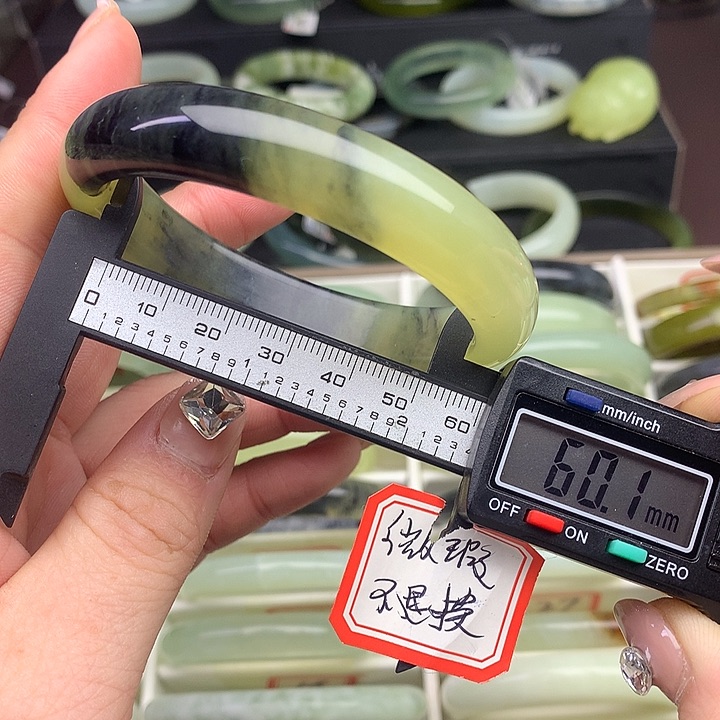 蛇纹石玉手镯未镶嵌3