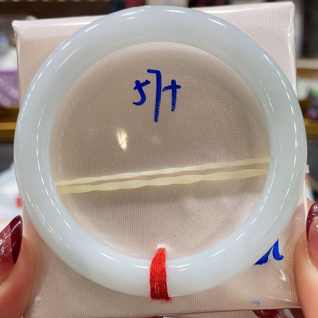 翡翠手镯未镶嵌翡翠手镯