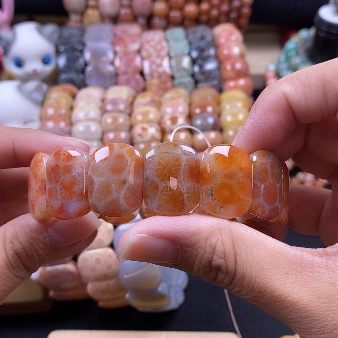 冷***血硅化珊瑚（珊瑚玉）手牌未镶嵌