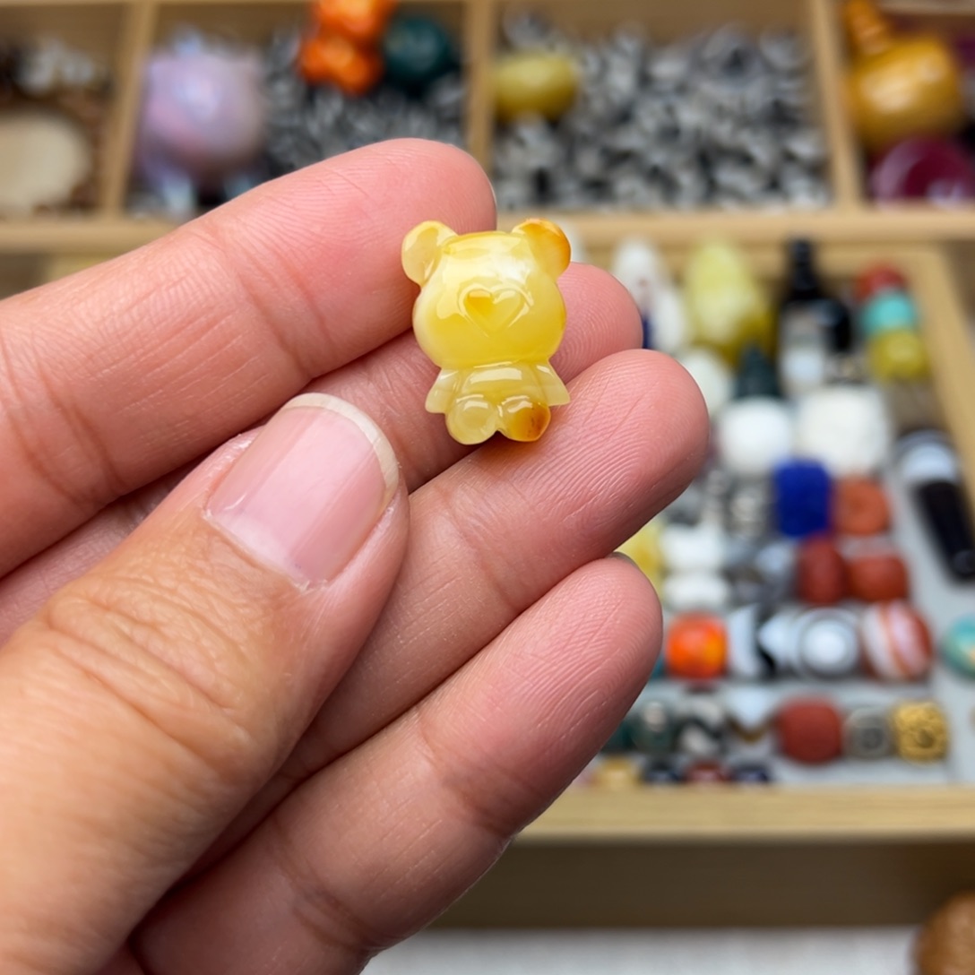 蜜蜡裸石未镶嵌小熊