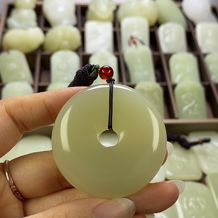 昆仑石平安扣丽丽