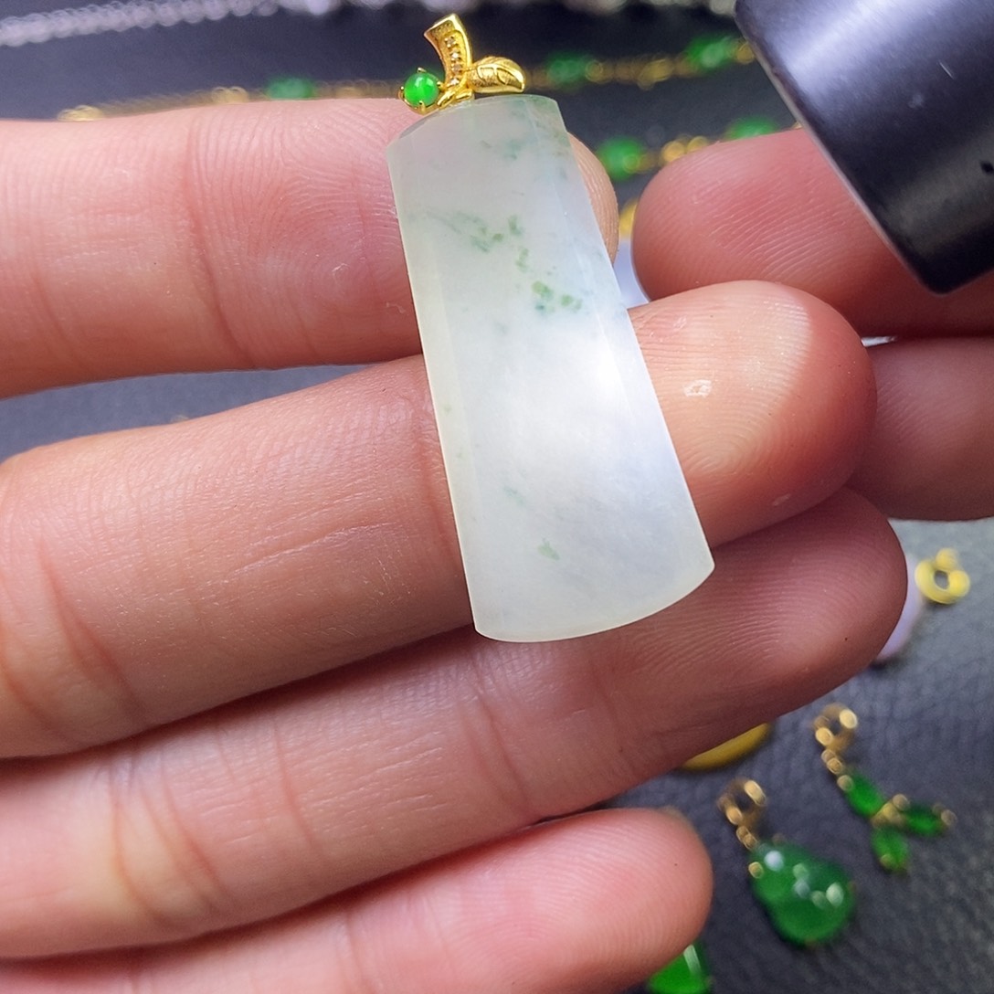 颈饰18K金镶嵌翡翠