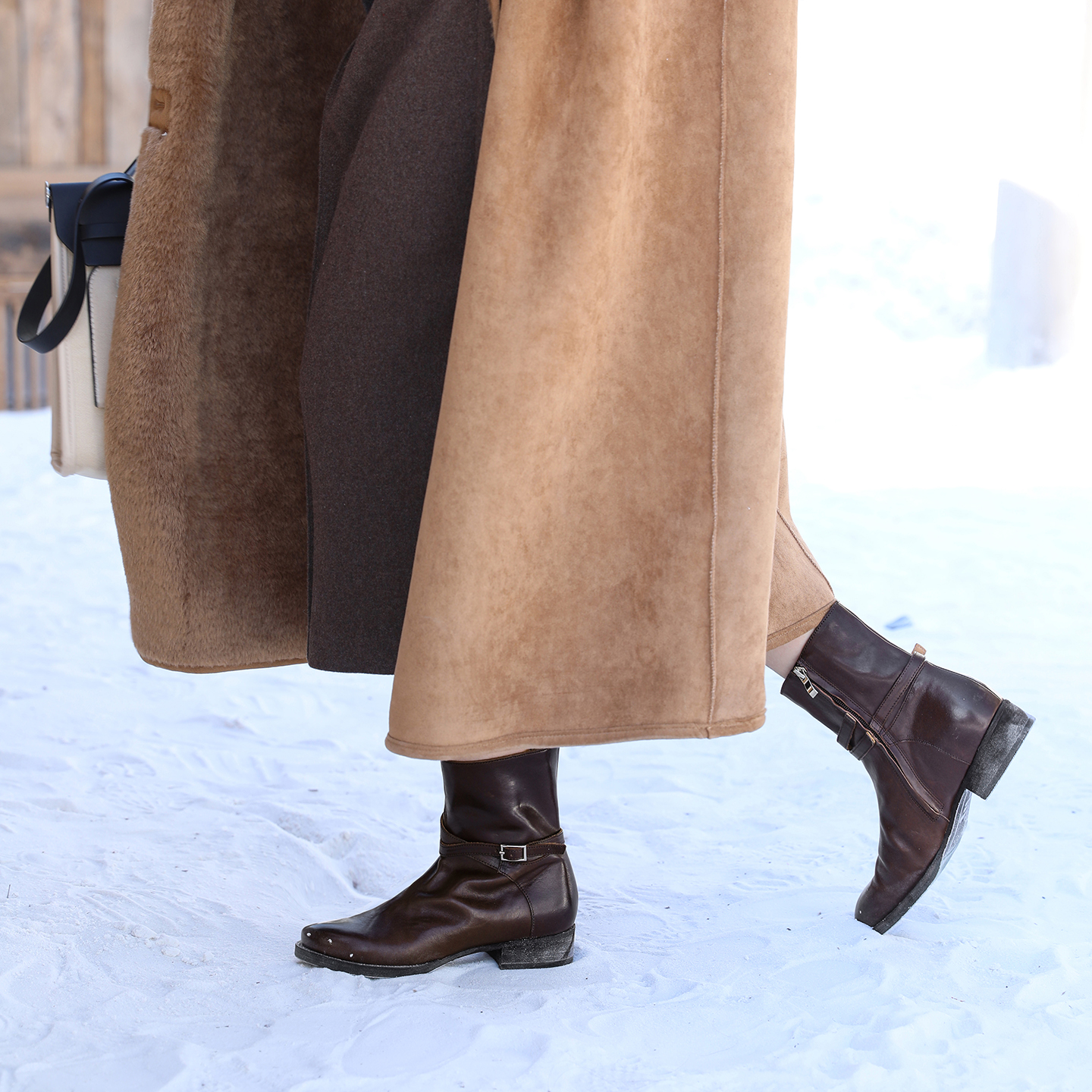 跑跑大码女鞋欧洲订单松弛感拉链短靴平底重磅切尔西40-44