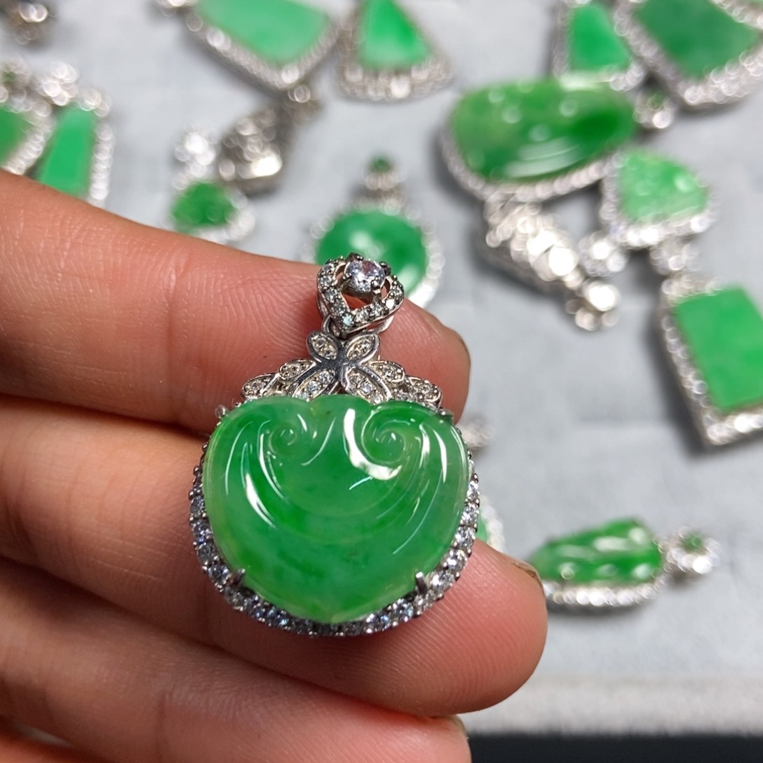 翡翠颈饰未镶嵌如意头