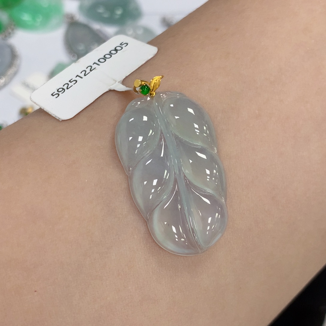 颈饰18K金镶嵌翡翠