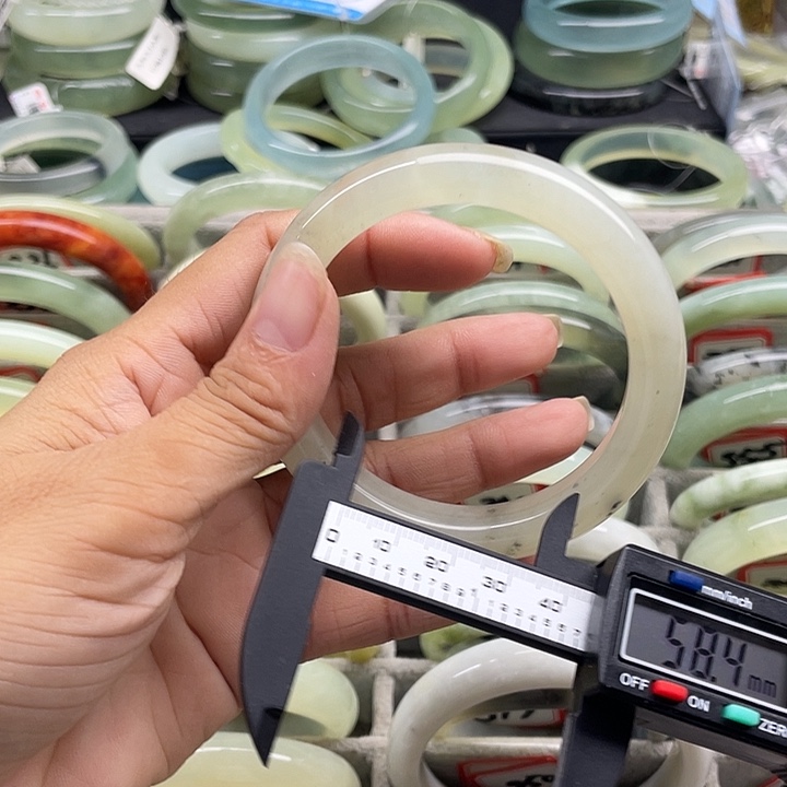 蛇纹石玉未镶嵌手镯360