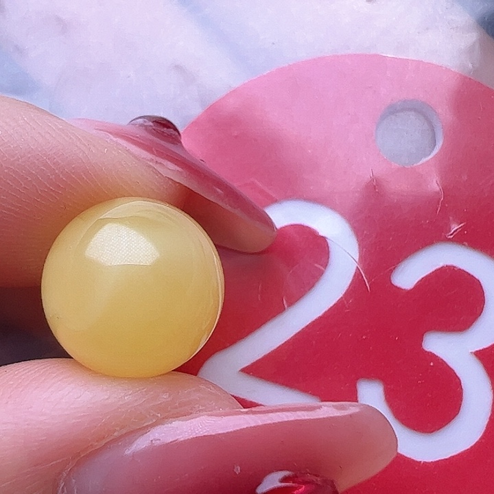 蜜蜡裸石未镶嵌10.8mm 鸡油黄 圆珠