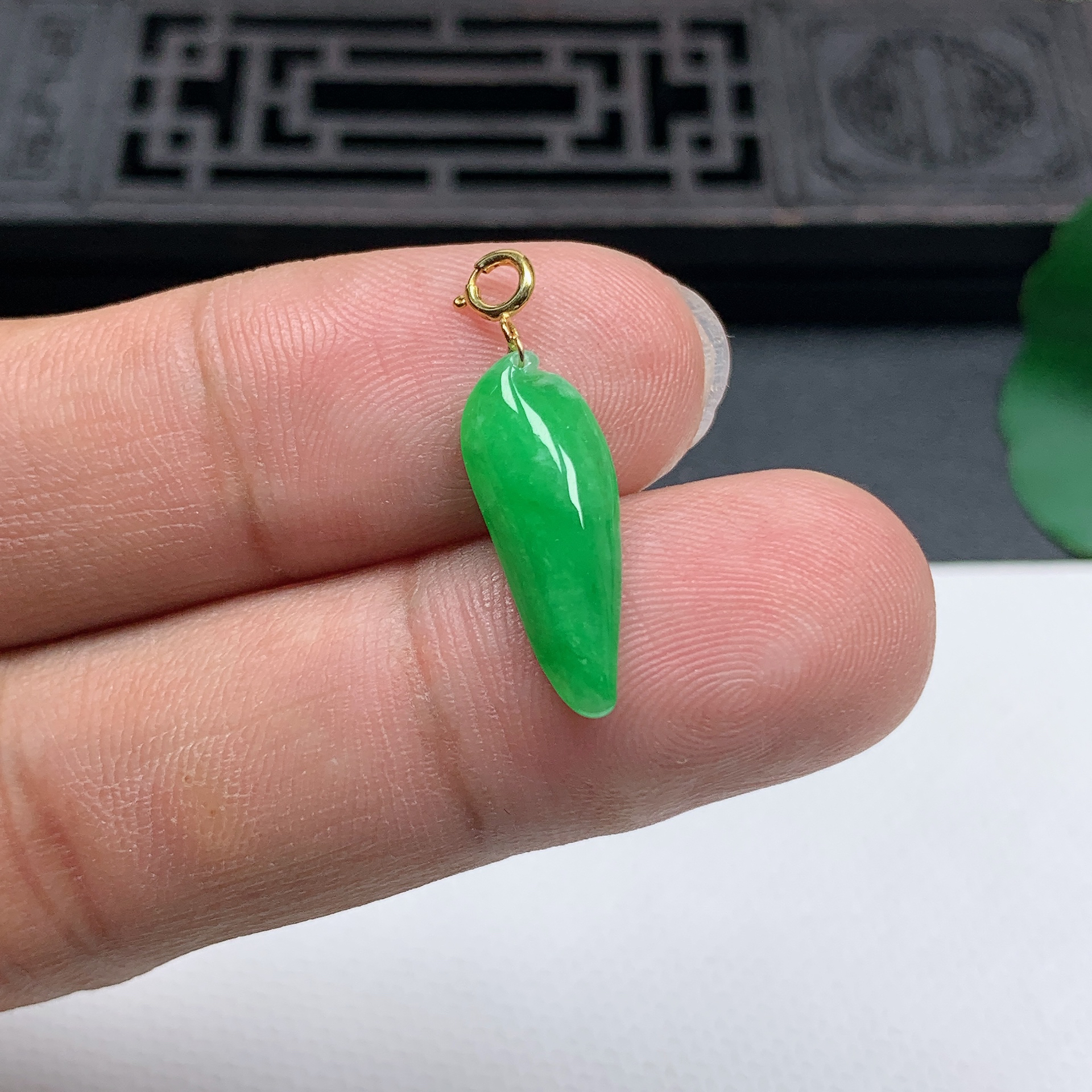 缅甸天然翡翠A货18K金扣精美飘阳绿福瓜小吊坠尺寸19.1*7.3*3.8mm