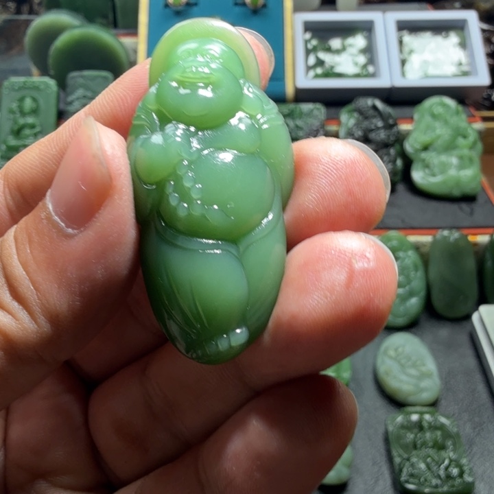璞***玉和田玉（碧玉）未镶嵌颈饰碧玉粉绿佛公