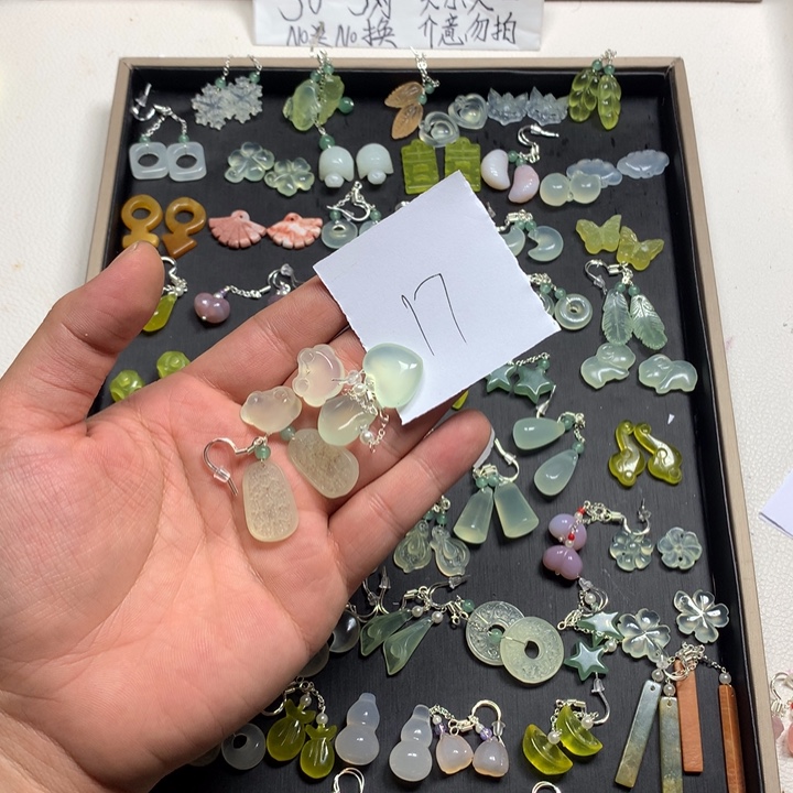 一***束蛇纹石玉合金耳钉
