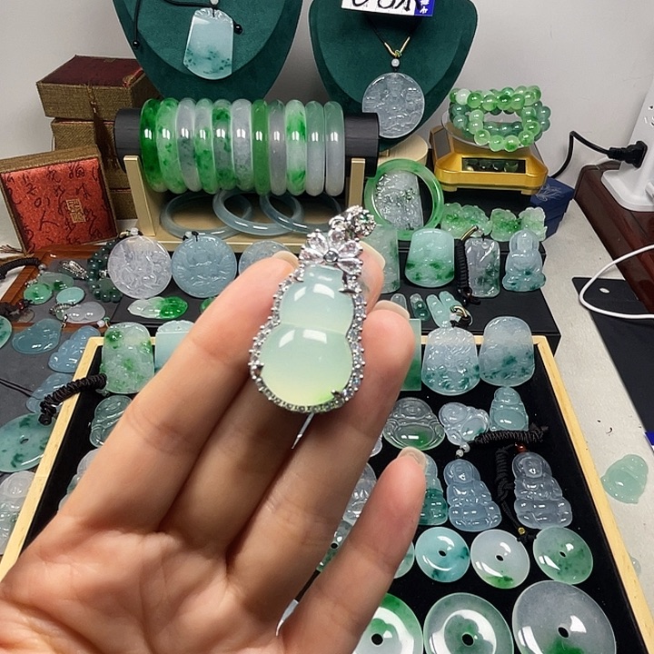 翡翠未镶嵌颈饰葫芦