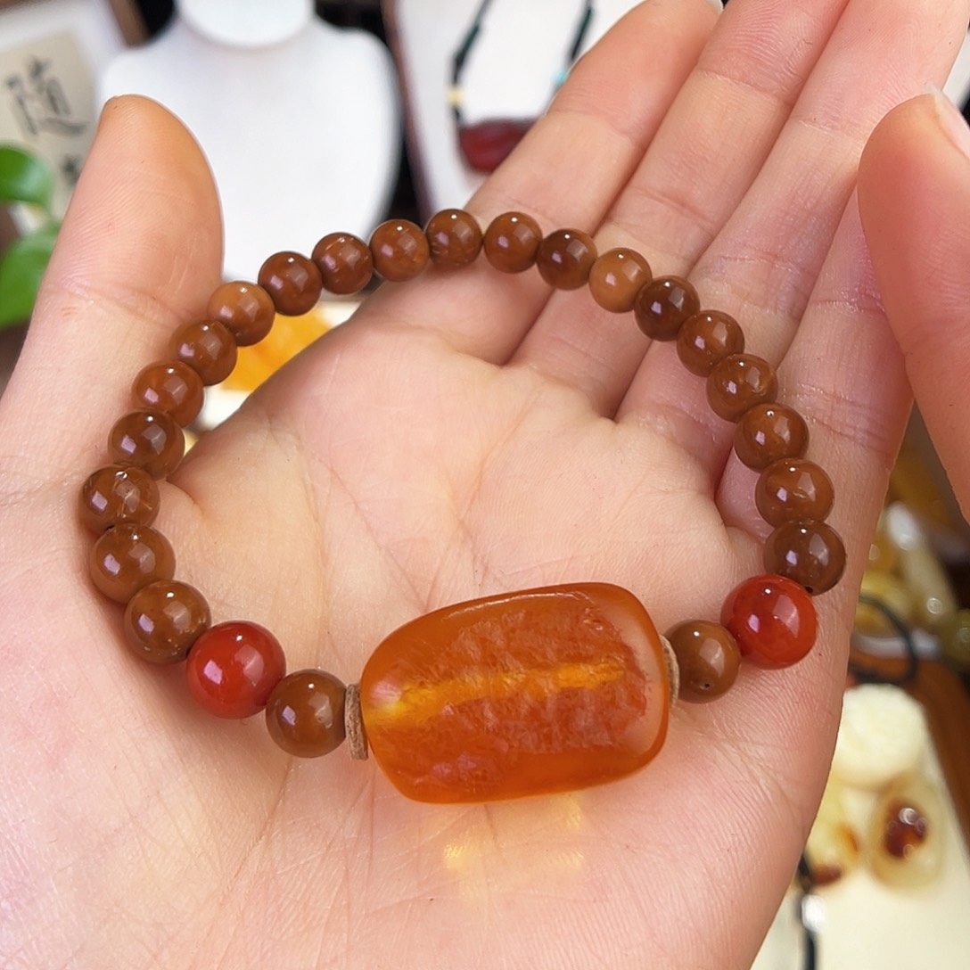 琥珀珠宝奇石未镶嵌。