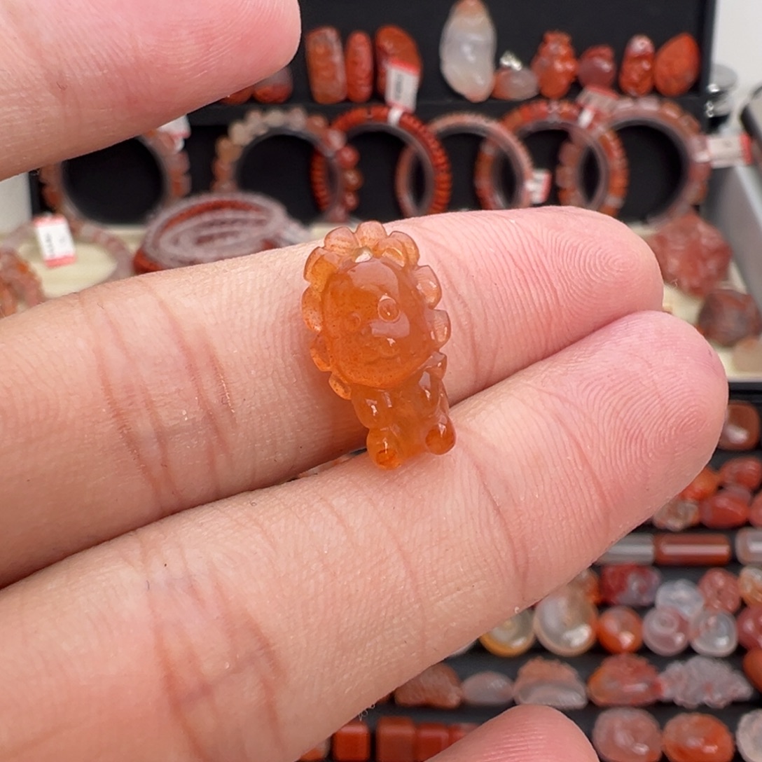 南红玛瑙未镶嵌颈饰小狮子