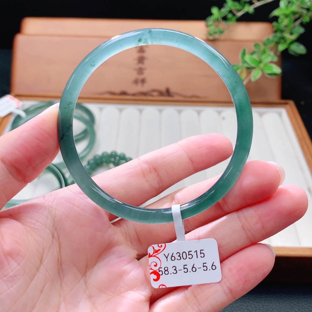未镶嵌手镯（圆镯）翡翠