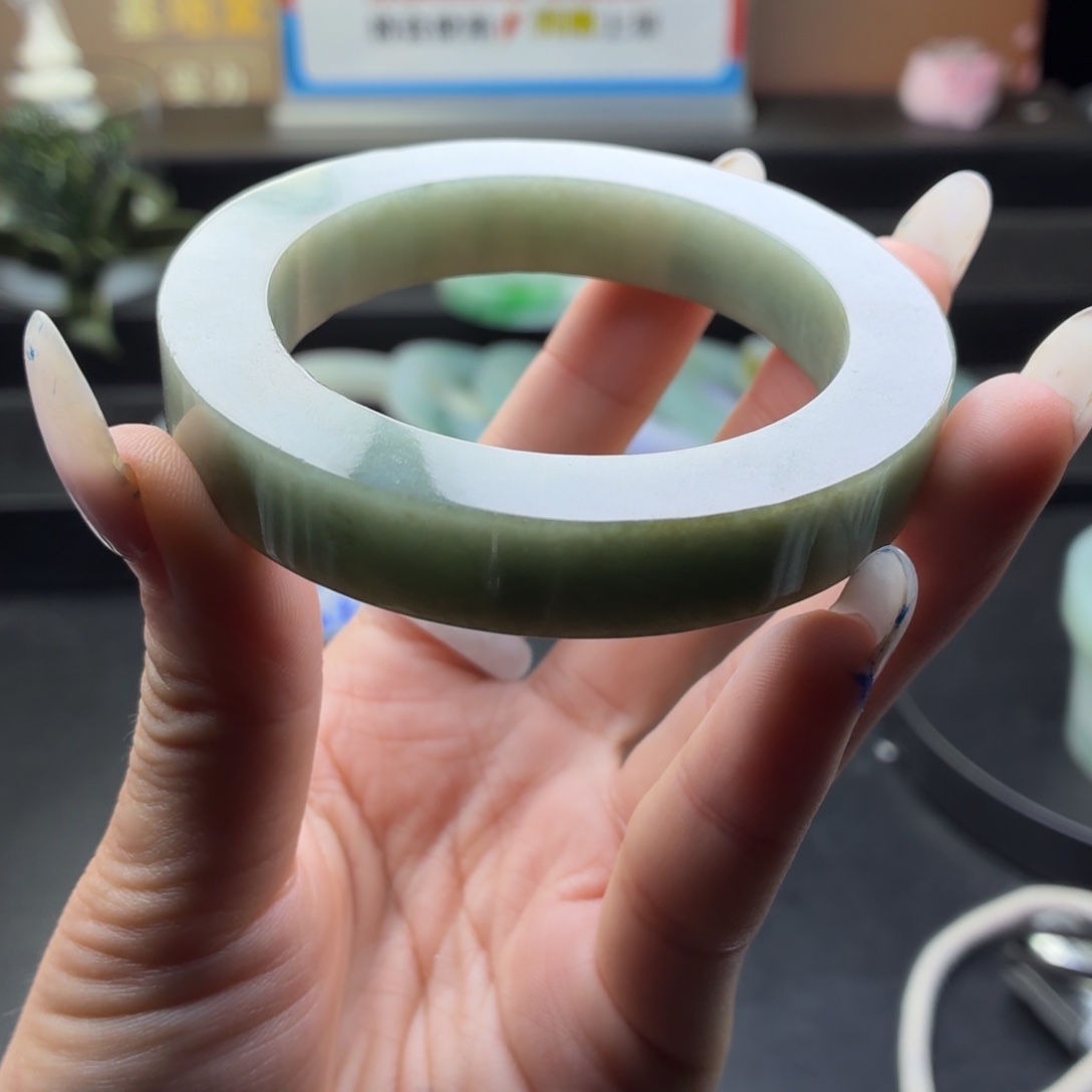 定制翡翠未镶嵌翡翠手镯