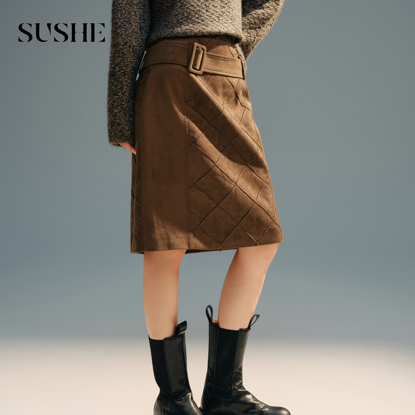 束皙SUSHE 菱序 旷野美拉德 磨毛菱格肌理多造型腰带直筒半身裙女