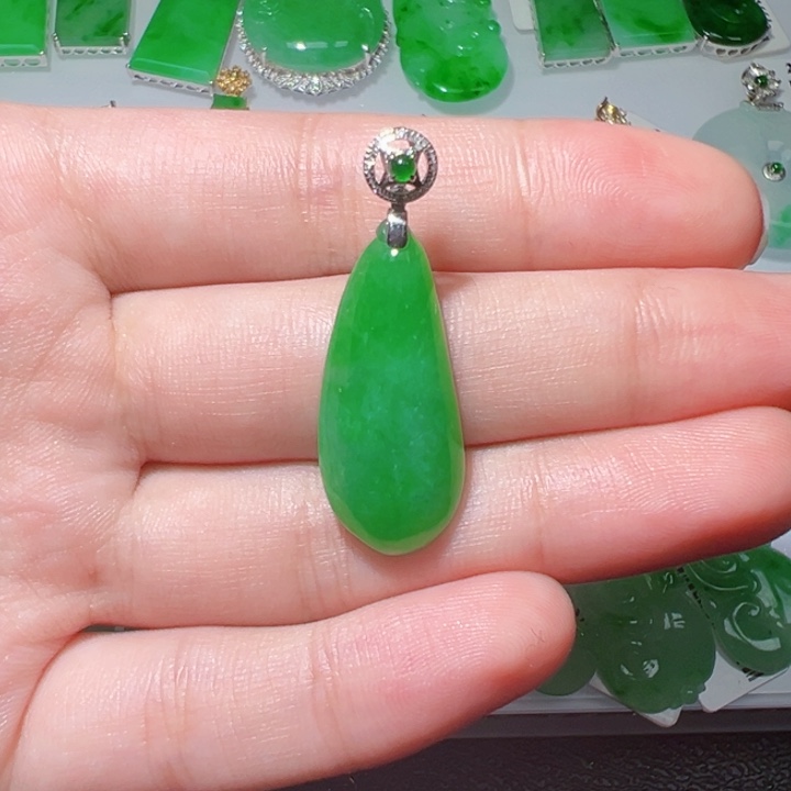 18K金镶嵌挂件翡翠