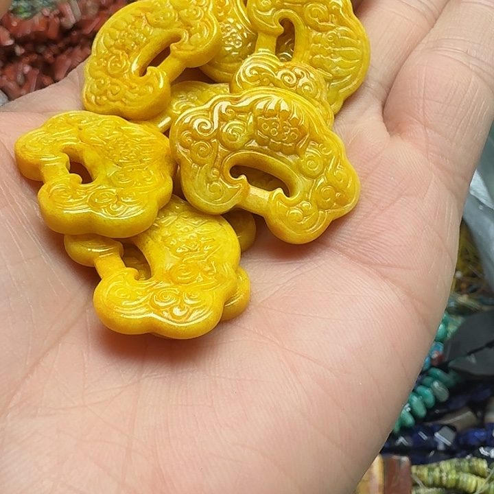 玛瑙/玉髓未镶嵌珠宝半成品一个23x31m黄翡吊坠