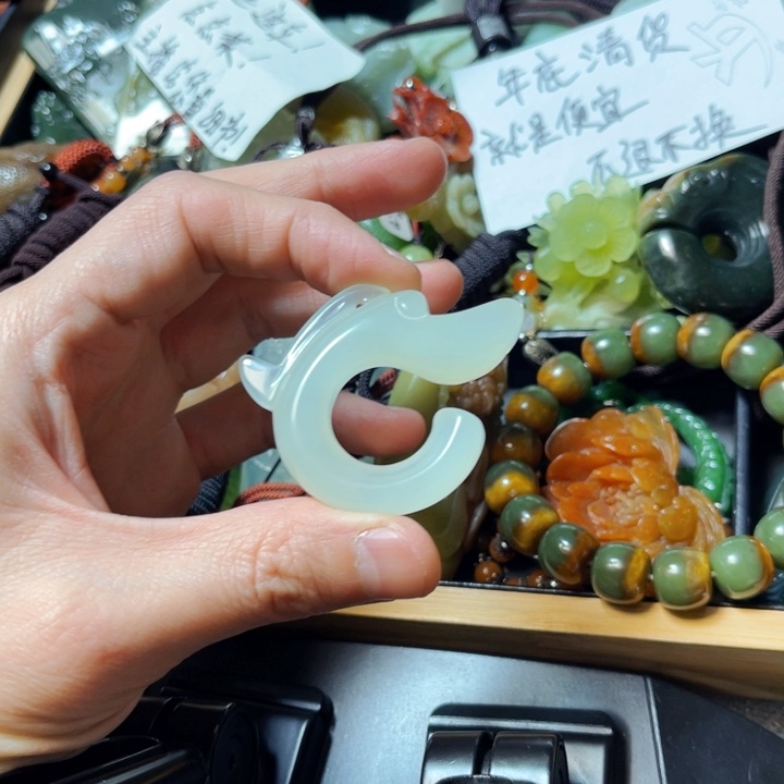 蛇纹石玉颈饰未镶嵌