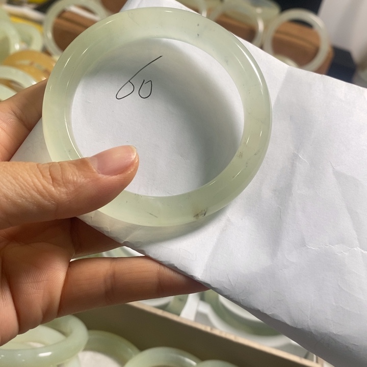 岫玉未镶嵌手镯（圆镯）