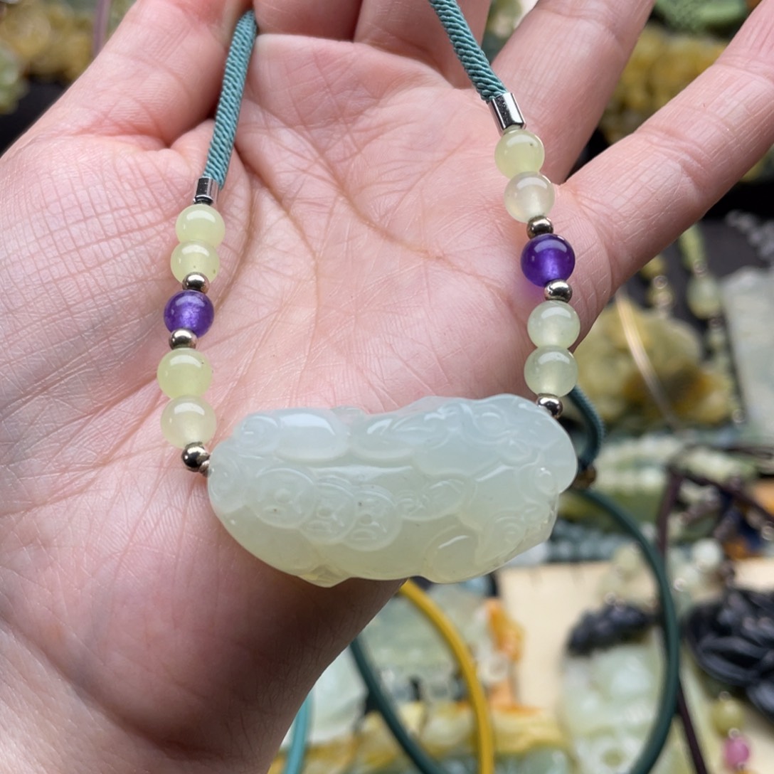 蛇纹石玉颈饰未镶嵌