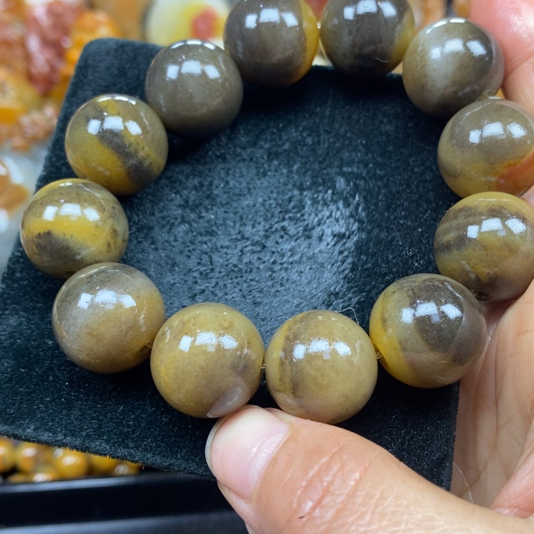 未镶嵌石英质玉（黄龙玉）颈饰