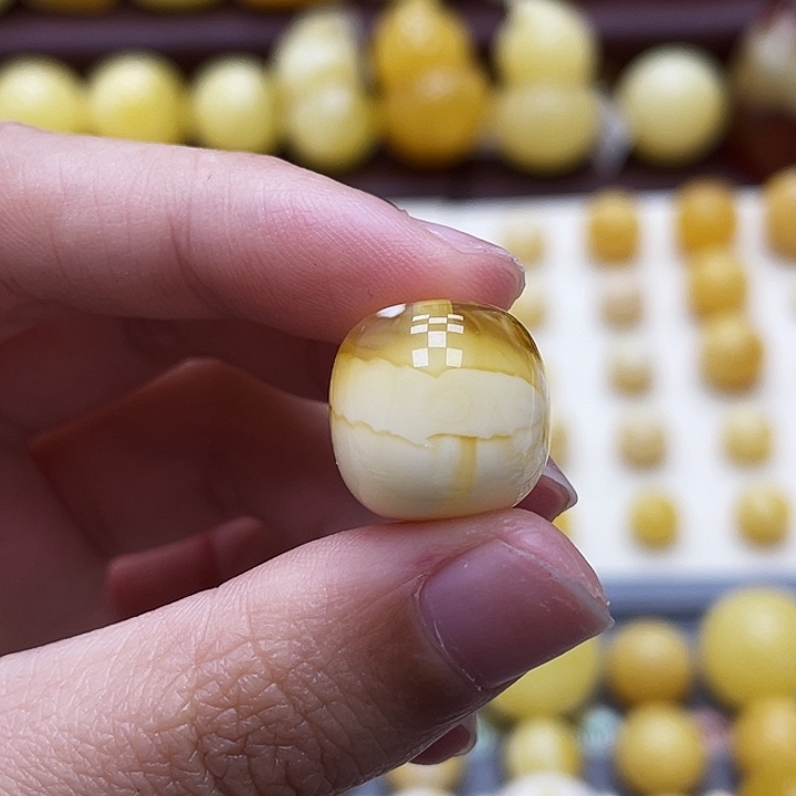 琥珀未镶嵌裸石14.8*14.4mm瑕