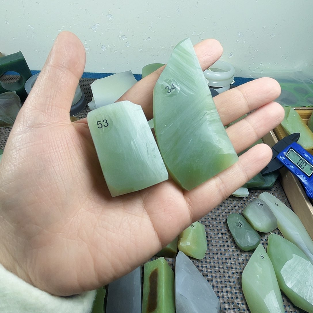 和田玉颈饰未镶嵌山*