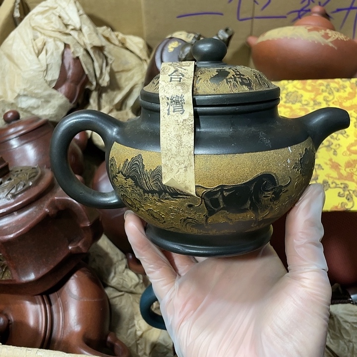 紫砂茶壶原矿泥料，手工制作的一把紫砂壶。