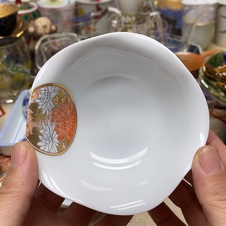 茶壶紫砂杯子和一大盒酸奶一起装起来