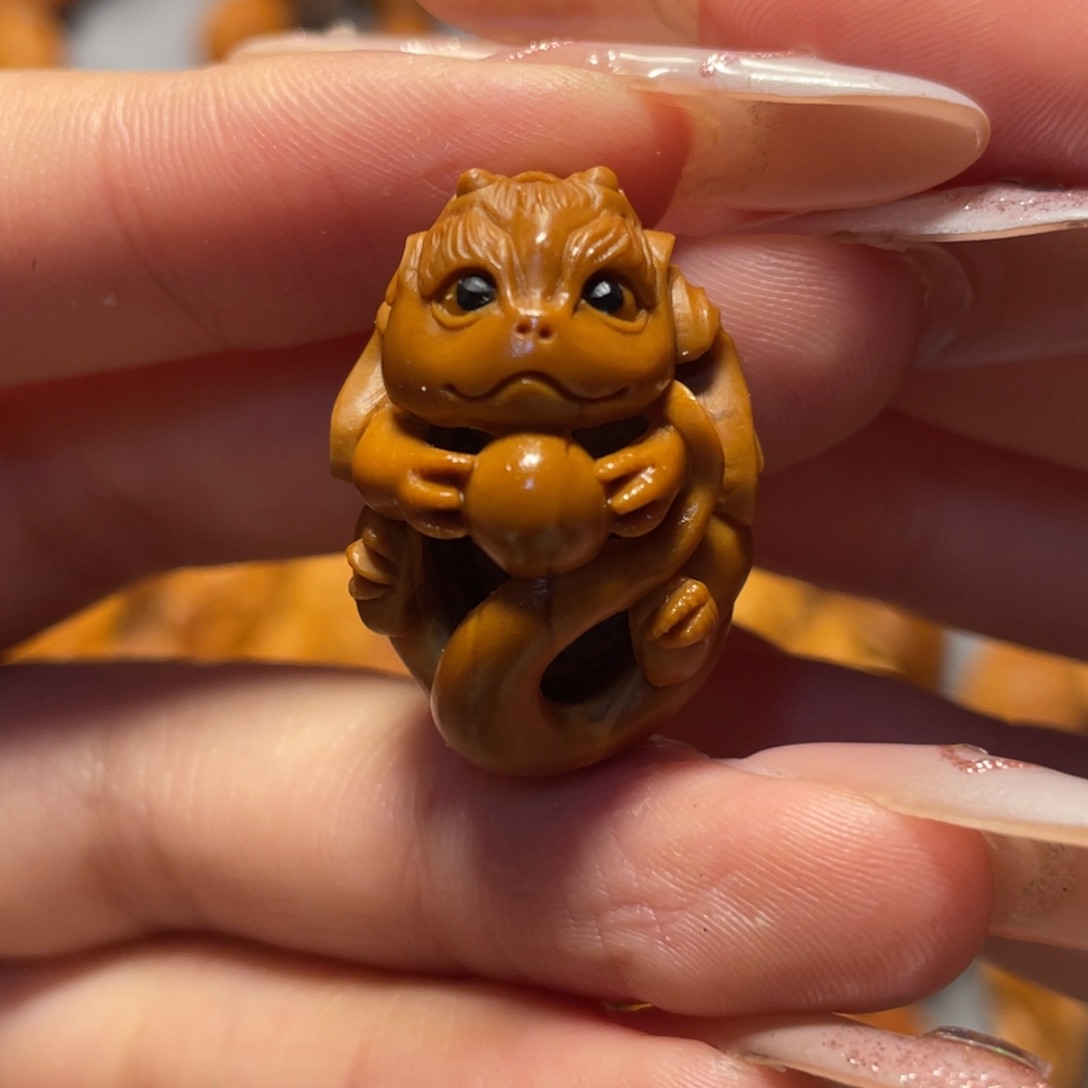 橄榄核吊坠镂空龙宝。瑶