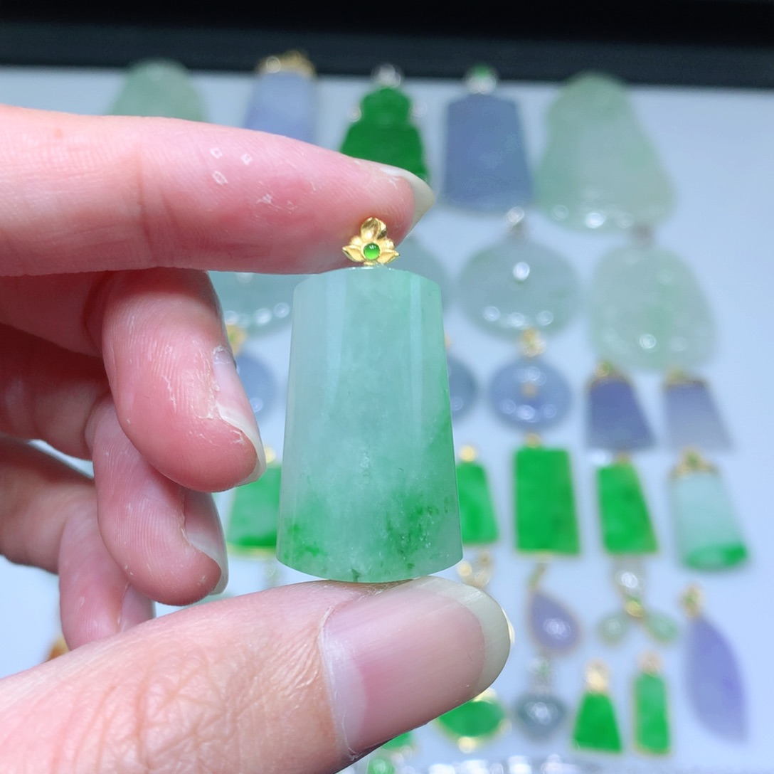 翡翠吊坠(不含链)18K金镶嵌