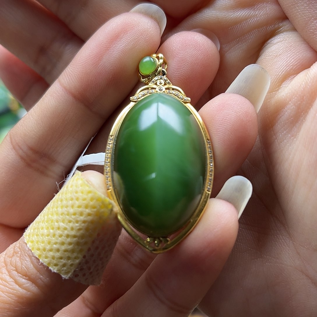 和田玉吊坠18K金镶嵌